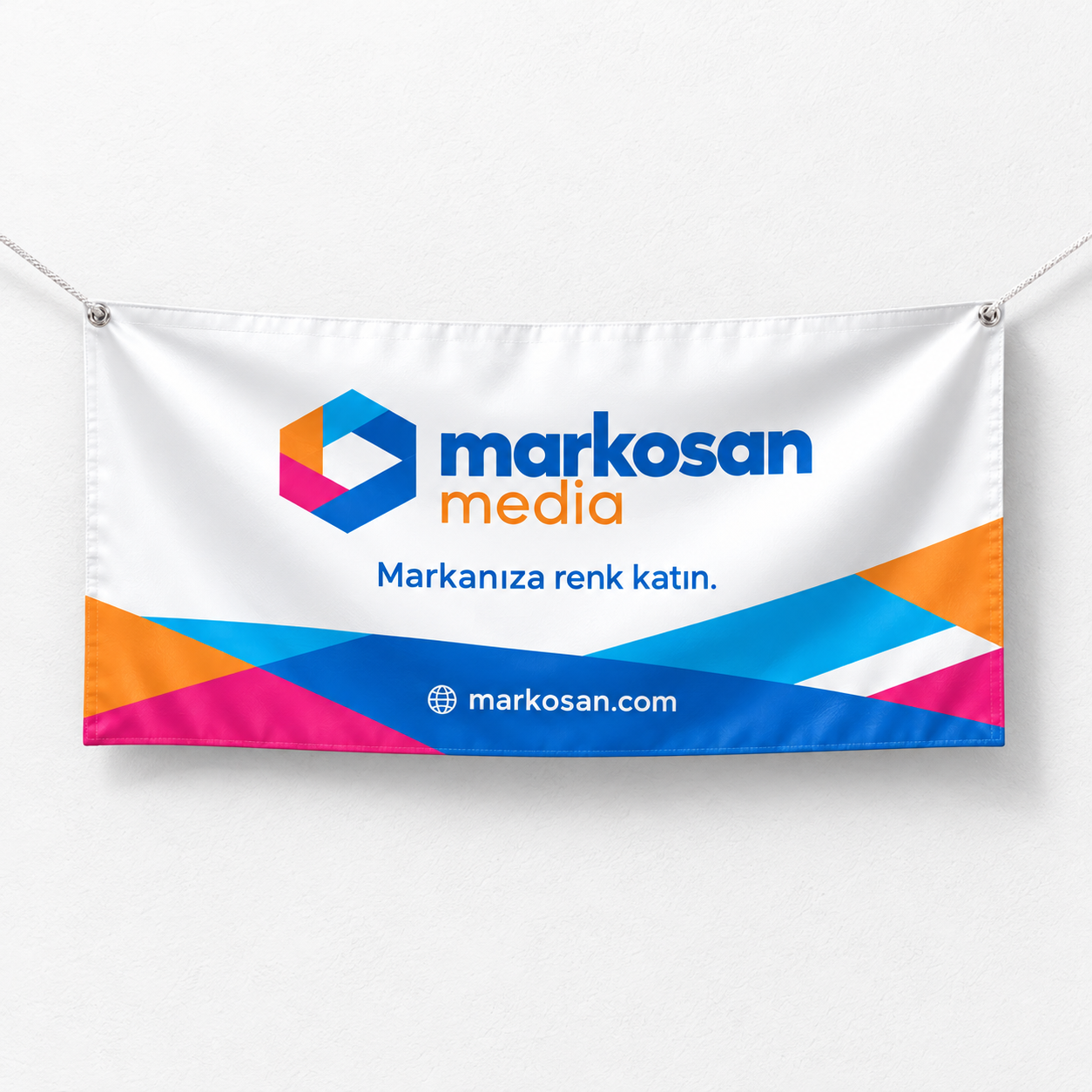 Markosan logolu, köşelerinden asılmış branda baskı örneği